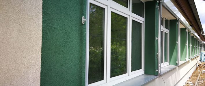 Malerarbeiten – grünes Band aum Haus C Foto