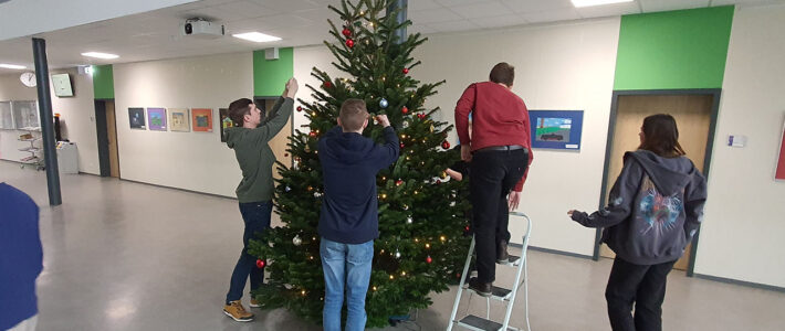 Der Weihnachtsbaum wurde geschmückt.